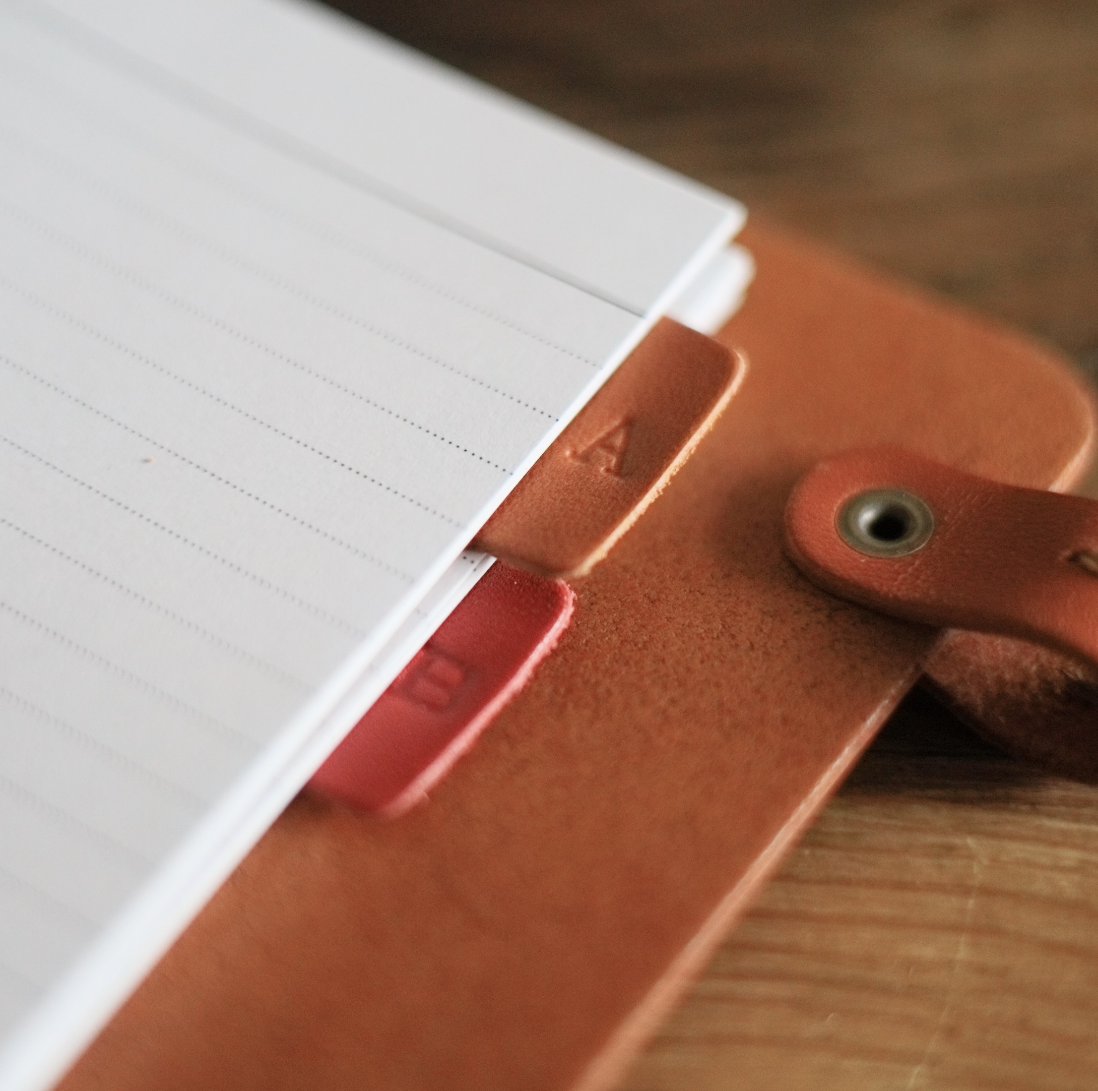 私的時間のためのシステム手帳(M6サイズ) キャメルブラウン　本革ディバイダー２枚付